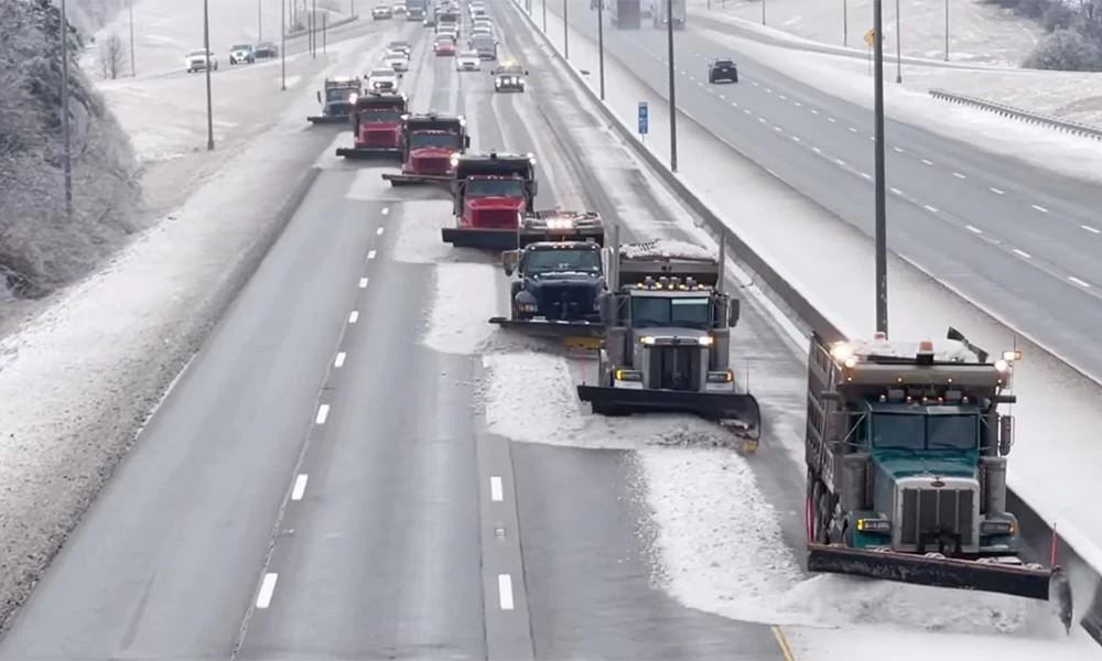 Έτσι απομακρύνεις σε χρόνο ρεκόρ το χιόνι από την Εθνική Οδό